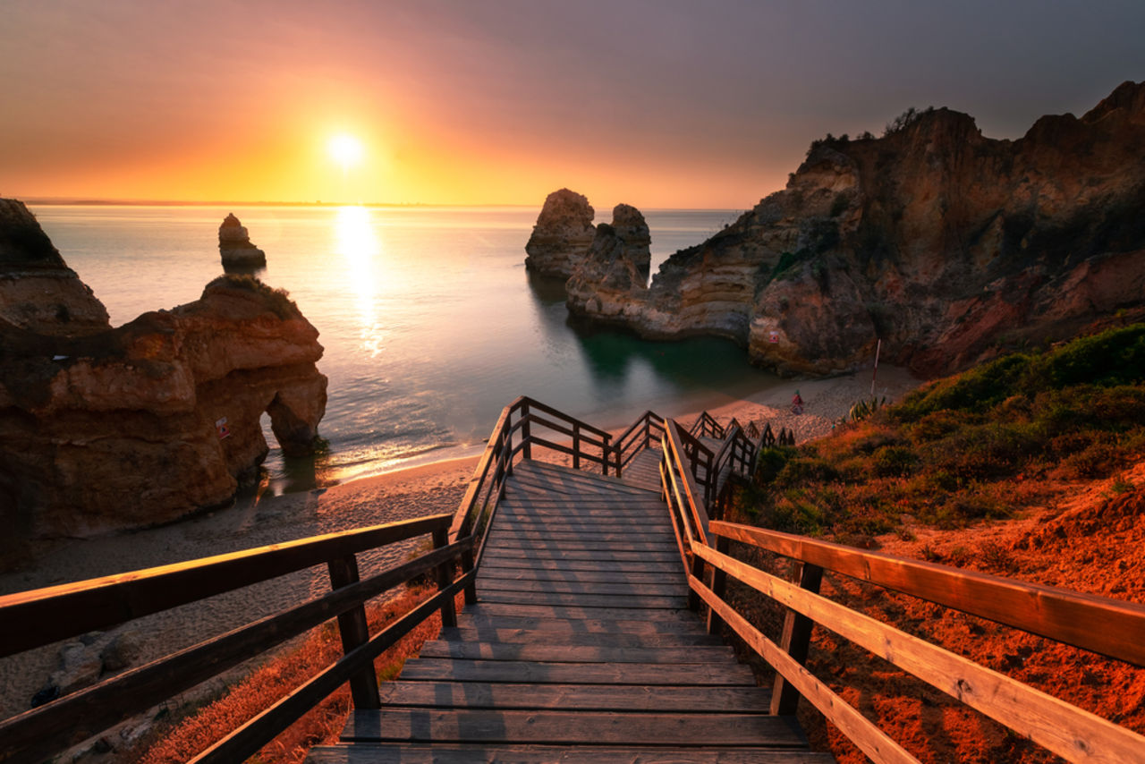 Sonnenuntergang am berühmten Strand Ponta da Piedade an der Algarve in Portugal